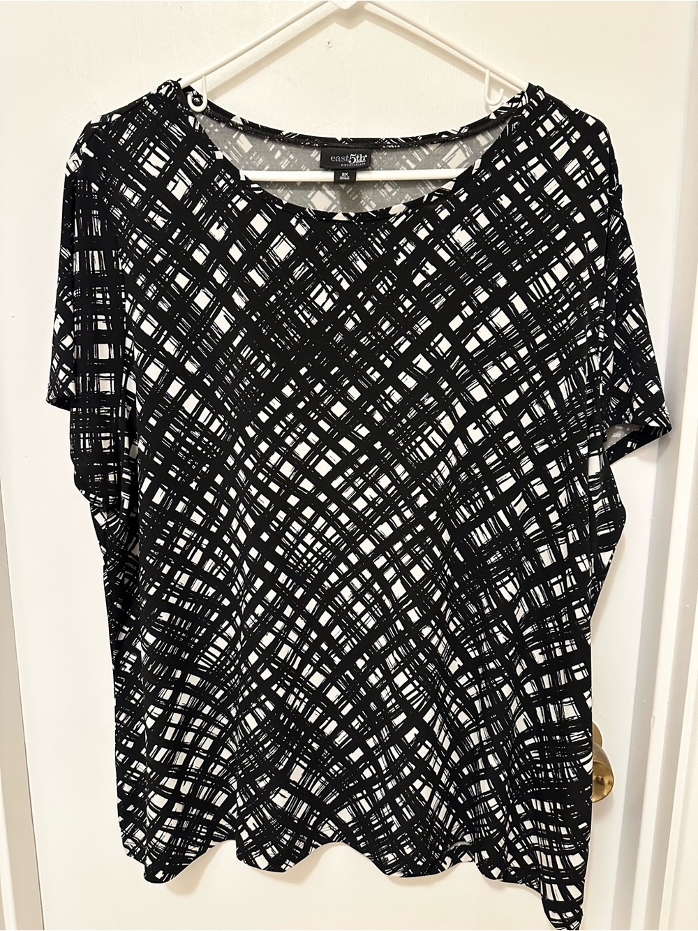 East 5th Black & White Graphic Scoop Neck Tee NWOT Rayon